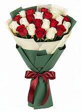 Букет Микс из красных и белых роз в Сватково