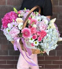 Композиция солнечный день в Сватково Цветочная композиция из Розы, Хризантемы, Пионы и Лизиантусы в корзине в Сватково
