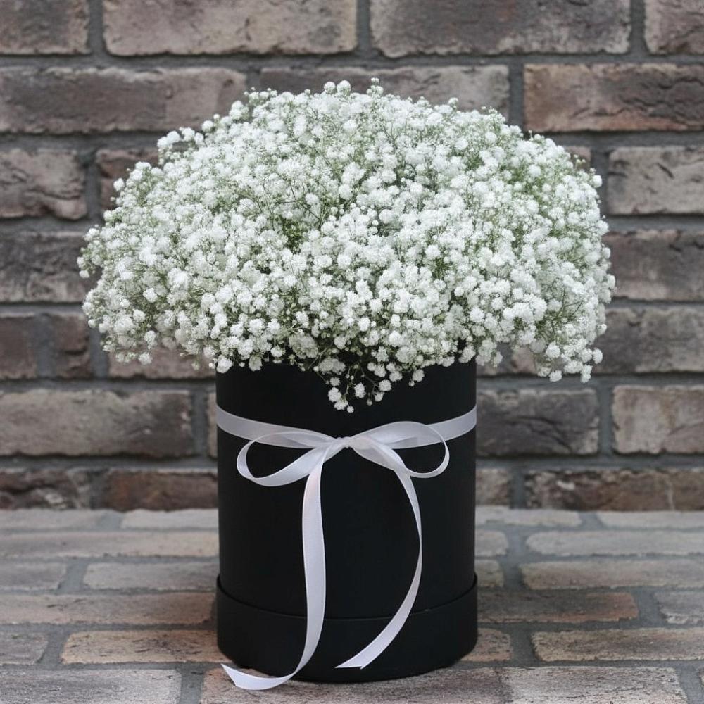 Цветочная композиция из Гипсофила в шляпной коробке в Сватково