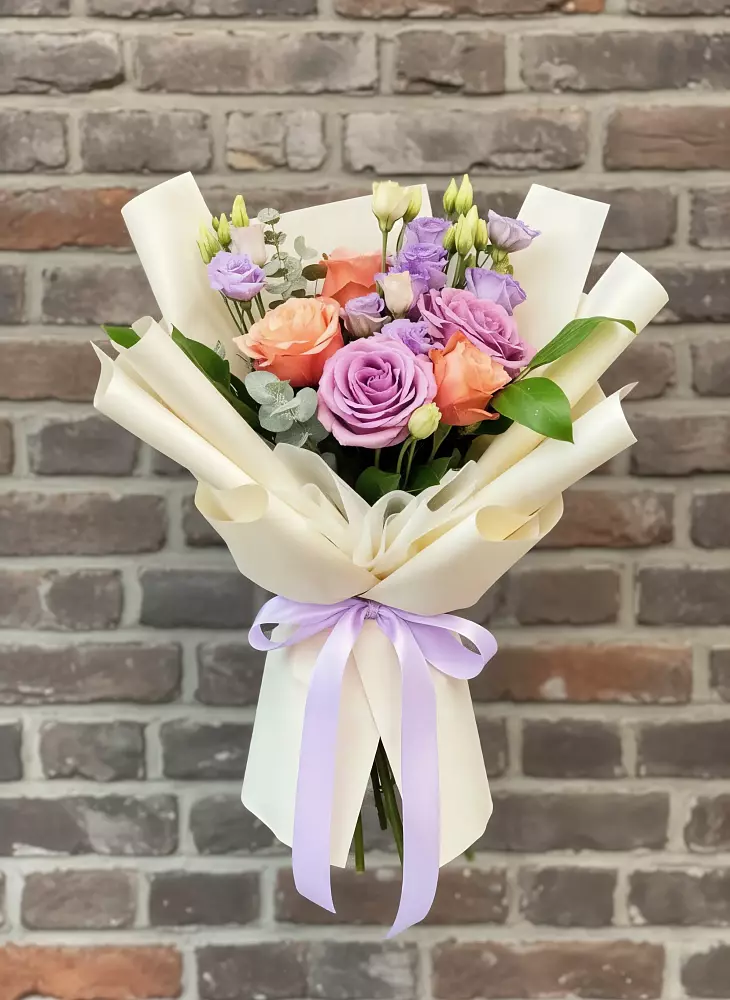 Букет цветов из: Лизиантусы и Розы в Сватково