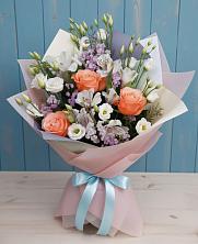 Букет цветов из:  Лизиантусы, Розы, Альстромерии и Гипсофила в Сватково