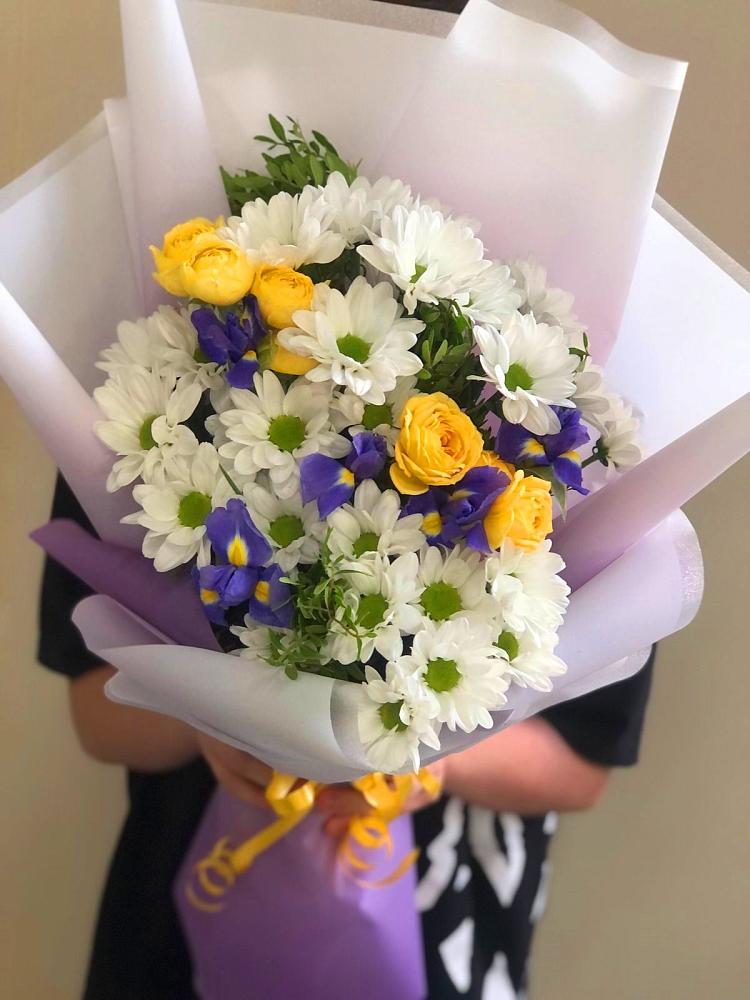 Букет цветов из: Ирисы, Хризантемы и Розы в Сватково