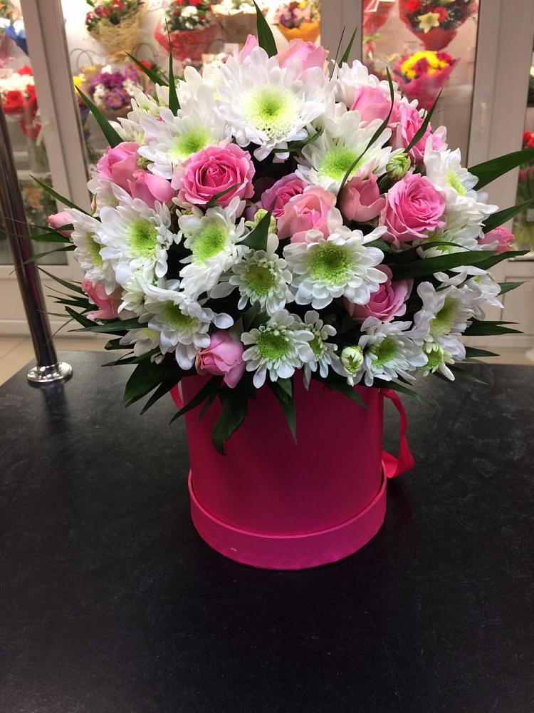 Цветочная композиция из Розы и Хризантемы в шляпной коробке в Сватково