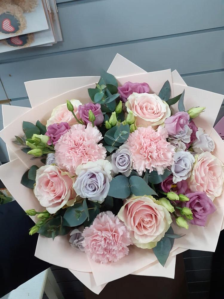 Букет цветов из: Розы, Гвоздики и Лизиантусы в Сватково