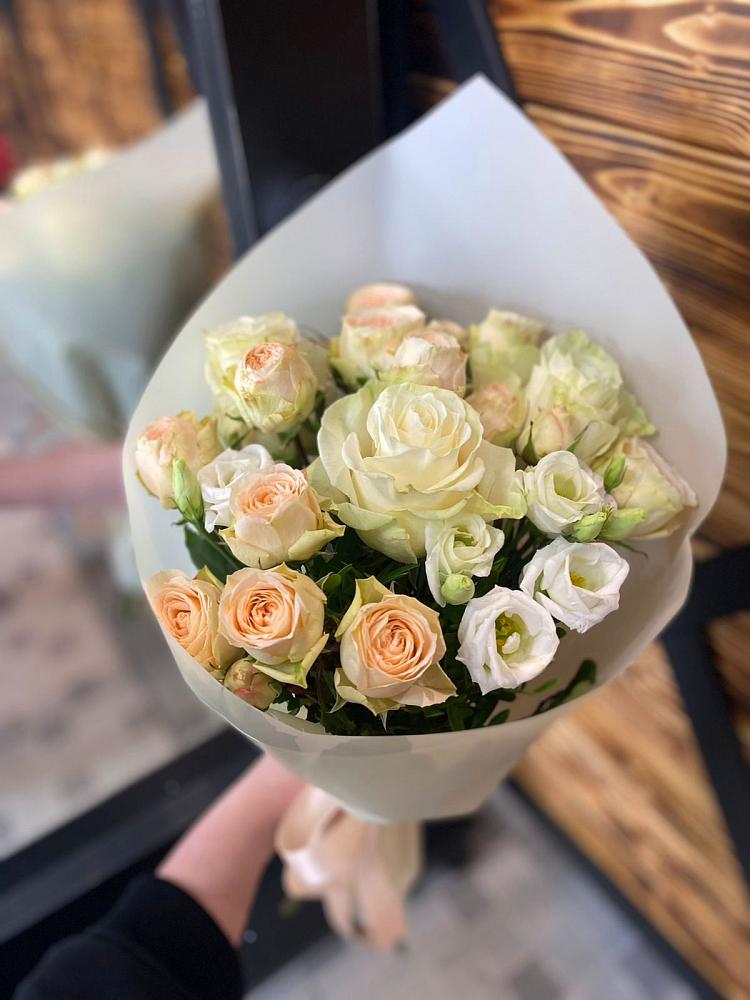 Букет цветов из: Розы и Лизиантусы в Сватково